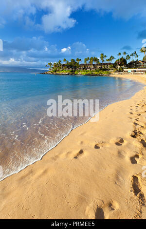 La belle Napili Bay à Maui, Hawaii peu avant le coucher du soleil. Banque D'Images