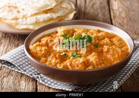 Délicieux poulet indien changezi dans une sauce épicée servi avec pain plat close-up sur la table horizontale. Banque D'Images