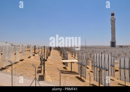 L'Ashalim power station est une station d'énergie solaire thermique dans le désert du Néguev près du kibboutz d'Ashalim, en Israël. La station offrira 121 Moi Banque D'Images