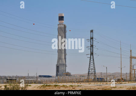 L'Ashalim power station est une station d'énergie solaire thermique dans le désert du Néguev près du kibboutz d'Ashalim, en Israël. La station offrira 121 Moi Banque D'Images