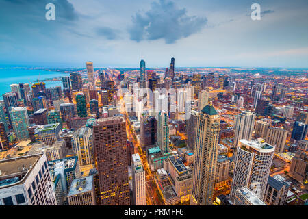 Chicago, Illinois USA aerial skyline après le coucher du soleil. Banque D'Images