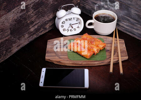 Café chaud , smartphone et un réveil avec la LPRP sur la table : Concept pour coffee time Banque D'Images