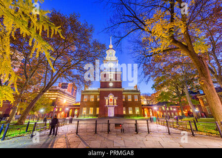 Philadelphie, Pennsylvanie, USA à l'Independence Hall au crépuscule pendant la saison d'automne. Banque D'Images