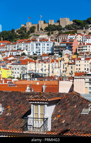 Vue sur l'horizon de l'antenne de la vieille ville de Lisbonne, Portugal. Le Château Sao Jorge et de la région de Castelo et Mouraria sur l'arrière-plan Banque D'Images