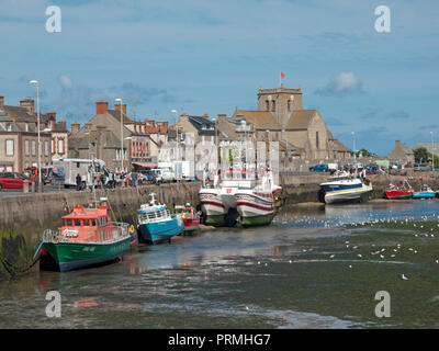 Marée basse dans le port de Barfleur, Normandie Banque D'Images