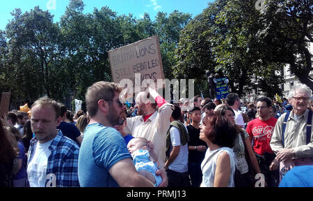 Londres, 2 juillet 2016. 'Marche pour l'Europe", Anti-Brexit de protestation. Un manifestant est titulaire d'un panneau disant 'lions britanniques encore en cours menés par des ânes". Banque D'Images