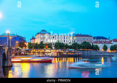 L'Europe, la République tchèque, la Bohême, Prague, site de l'Unesco, bateaux de rivière et d'un restaurant sur la Vltava Banque D'Images