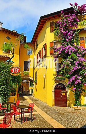 Rue pittoresque traditionnel dans la ville de Gardone Riviera, Italie Banque D'Images