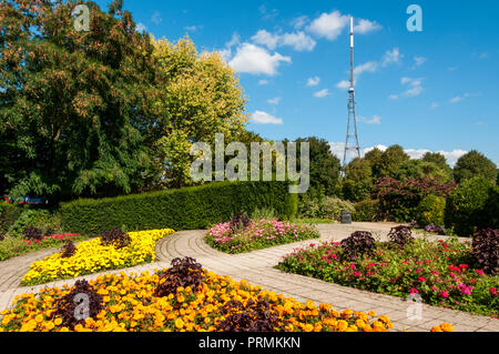 Crystal Palace TV par antenne vu plus de lits de fleurs colorées au Crystal Palace Park. Banque D'Images