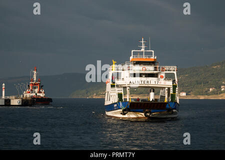 Roulier à passagers et véhicules traverse le détroit des Dardanelles de Canakkale à Eceabat, à Canakkale, Turquie Banque D'Images