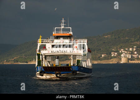 Roulier à passagers et véhicules traverse le détroit des Dardanelles de Canakkale à Eceabat, à Canakkale, Turquie Banque D'Images