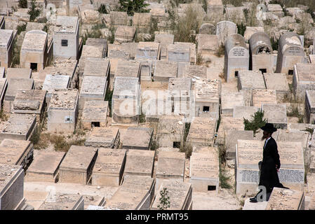 Jérusalem, Israël - 16 MAI 2018 : juif orthodoxe visiter les cimetières dans le cimetière juif sur le Mont des Oliviers Banque D'Images