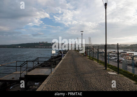 Des bateaux amarrés à la marina sur le détroit de Dardanelles à Canakkale, en Turquie Banque D'Images