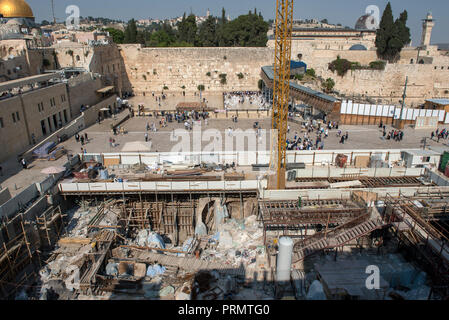 Jérusalem, Israël - 15 MAI 2018 : Juifs en prière au Mur des lamentations ou de l'Ouest, l'endroit le plus saint du judaïsme Banque D'Images