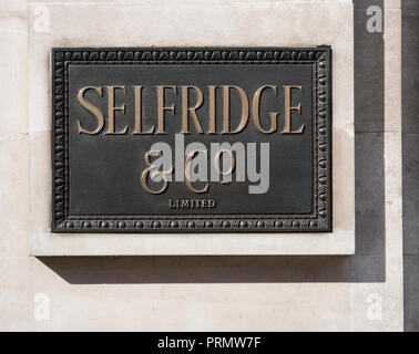 Bronze ouvragée Selfridges signe sur l'extérieur du bâtiment sur Oxford Street London UK Banque D'Images