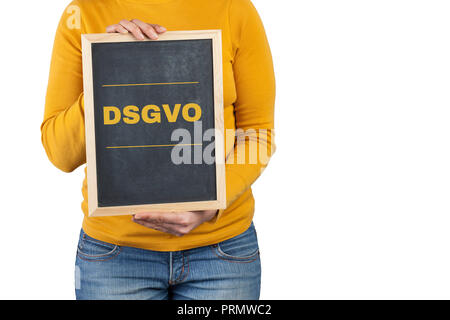 Les mains tenant petit tableau noir avec texte DSGVO Banque D'Images