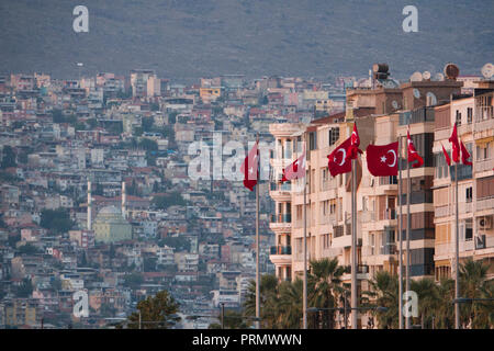 Drapeaux turcs volant en dehors des immeubles d'appartements sur le front de mer à Izmir, en Turquie Banque D'Images