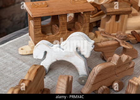 Les blancs en bois des jouets pour enfants sur la fenêtre close-up. Le travail manuel. Selective focus Banque D'Images