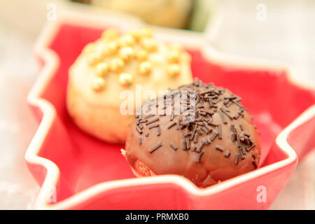 De délicieux biscuits maison en porcelaine forme pin cup sur surface tissu selective focus low angle view Banque D'Images