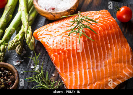 Filet de saumon avec des ingrédients pour la cuisson des légumes frais - une Banque D'Images