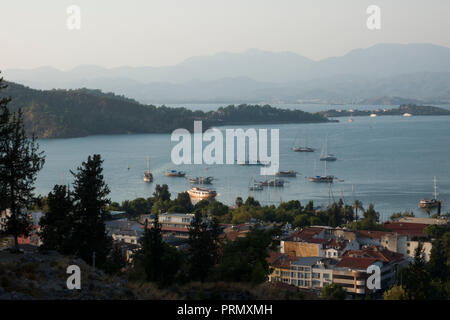 Vue panoramique de Fethiye sur la côte turquoise en Turquie Banque D'Images