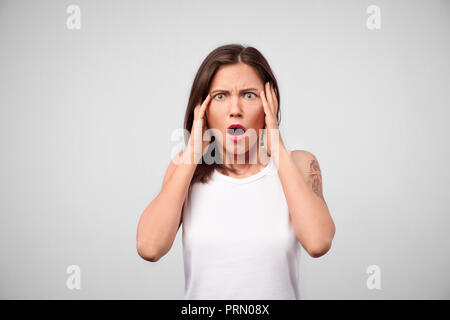 Oh no Portrait d'une jeune fille étudiante émotionnelle drôle casaully looking at camera, en gardant la bouche grande ouverte et les yeux surgit, sentiment Banque D'Images