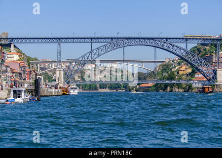 19e siècle Dom Luis I pont au-dessus du fleuve Douro, avec la ville de Porto (L) et Gaia (R). Infante D. Henrique Bridge en arrière-plan. Porto, Porto, Portugal Banque D'Images