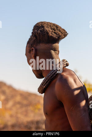 Tribu Himba homme avec le collier traditionnel, province de Cunene, Oncocua, Angola Banque D'Images