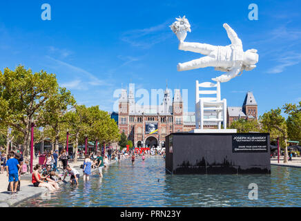 Rijksmuseum Amsterdam Amsterdam "Autoportrait d'un rêveur" sculpture par Joseph Kliibansky dans le pool de Museum Square Amsterdam Hollande Pays-Bas Banque D'Images