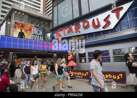 Le Stardust Diner avec ses serveurs de chant est un endroit populaire pour manger sur Broadway à Times Square, New York City. Banque D'Images