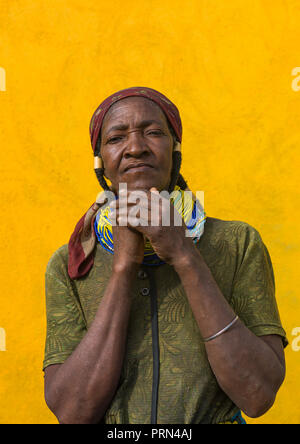 Mumuhuila tribu woman portrait habillé en vêtements de l'ouest, la province de Huila, Chibia, Angola Banque D'Images