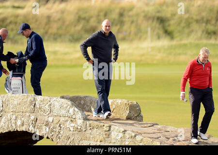 St Andrews, Écosse, Royaume-Uni, 03, octobre, 2018. La légende de l'aviron olympique Sir Steve Redgrave (2e R) traverse le fameux Pont Aplenty Poivron à la fin d'une ronde de pratique sur le Old Course, St Andrews, avant le début de la Dunhill Links Championship dans quelle célébrité partenaire amateurs des golfeurs professionnels dans le cadre de l'événement. © Ken Jack / Alamy Live News Banque D'Images