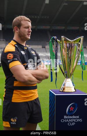 Newcastle Upon Tyne, Angleterre, 3 octobre 2018. Joueur Joe Launchbury Premiership Gallagher de guêpes avec le trophée lors du lancement de la Heineken Cup Champions 2018/2019 à St James Park, Newcastle. Crédit : Colin Edwards/Alamy Live News. Banque D'Images