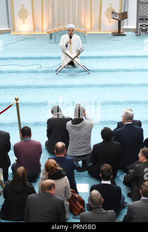 03 octobre 2018, Cologne, Rhénanie du Nord-Westphalie : Visiteurs écouter une lecture du Coran le jour de la mosquée ouverte dans la Ditib Mosquée centrale. Photo : afp/Henning Kaiser Banque D'Images