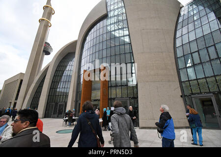 03 octobre 2018, Cologne, Rhénanie du Nord-Westphalie : Visiteurs aller à la mosquée centrale Ditib le jour de la mosquée ouverte. Autour de 1300 mosquées en Allemagne ouvert pour les clients intéressés. Photo : afp/Henning Kaiser Banque D'Images