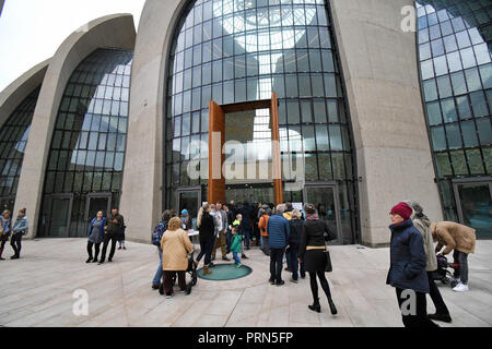 03 octobre 2018, Cologne, Rhénanie du Nord-Westphalie : Visiteurs aller à la mosquée centrale Ditib le jour de la mosquée ouverte. Autour de 1300 mosquées en Allemagne ouvert pour les clients intéressés. Photo : afp/Henning Kaiser Banque D'Images