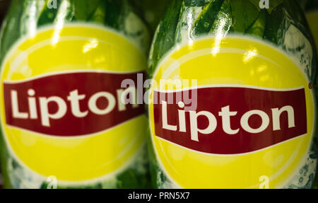 Kiev, Ukraine. 2e oct, 2018. Des boissons non gazeuses boissons non-pasteurisé Lipton Ice Tea est vu dans un magasin. Crédit : Igor Golovniov SOPA/Images/ZUMA/Alamy Fil Live News Banque D'Images