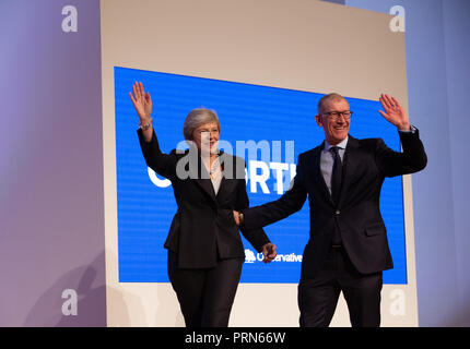 Birmingham, UK. 3ème Oct 2018. Theresa May est rejoint par son mari Philip après son discours des dirigeants à la conférence du parti conservateur à Birmingham. Credit : Mark Thomas/Alamy Live News Banque D'Images