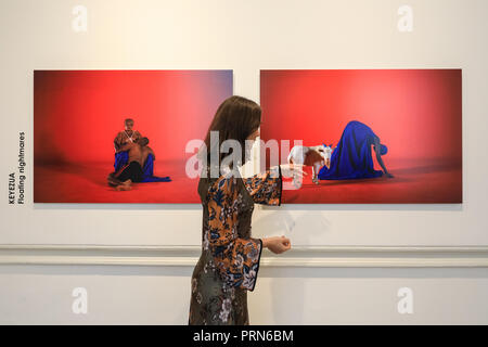 London, UK, 3e oct 2018. Un représentant de la galerie pose avec Keyezua « flottant de cauchemars" séries d'image. 1-54 L'Art Africain Contemporain, juste de l'Afrique et de l'art montrant sa diaspora, lance sa sixième édition de Londres à Somerset House avec une installation par Ibrahim El-Salahi artiste soudanais dans la cour Fontaine Edmond J. Safra ; une exposition de nouvelles œuvres et rarement vu de l'artiste sud-africain de renommée internationale, Athi-Patra Ruga dans les chambres avec terrasse ; et 43 galeries internationales de 17 pays tout au long de Somerset House. Banque D'Images