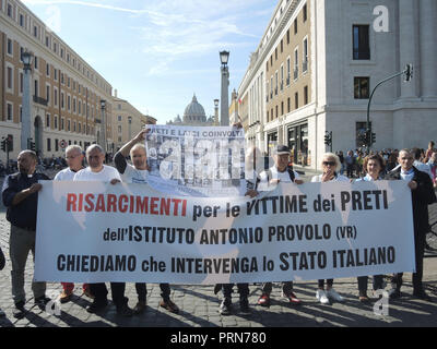 Rome, Italie. 06Th Oct, 2018. Le jour de l'ouverture du Synode des Évêques, les victimes d'abus et leurs proches se sont réunis au Vatican, non loin de la Place Saint Pierre à Rome et a exigé la justice et la réparation. Credit : Lena Klimkeit/dpa/Alamy Live News Banque D'Images