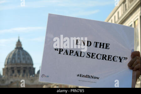 Rome, Italie. 06Th Oct, 2018. Lors d'un rassemblement des victimes de mauvais traitements au début du synode des évêques au Vatican un participant sur un panneau exige que le "silence" du pape doit prendre fin. À l'arrière-plan vous pouvez voir la Basilique Saint Pierre. Credit : Lena Klimkeit/dpa/Alamy Live News Banque D'Images