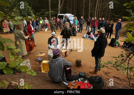 03 octobre 2018, en Rhénanie du Nord-Westphalie, Kerpen : Dans le Hambacher Forst un groupe joue pour les visiteurs. Le propriétaire forestier RWE se prépare maintenant le très controversé de déforestation de la forêt de Hambach. Photo : Christophe Gateau/dpa Banque D'Images