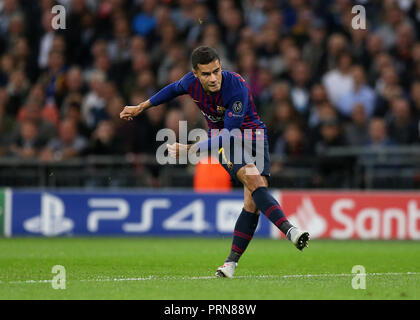 Le stade de Wembley, Londres, en Angleterre. 3e oct, 2018. Ligue des Champions de football, Tottenham Hotspur contre Barcelone ; Philippe Coutinho de pousses de Barcelone pour marquer son 1er but dans les parties 1ère minute pour le rendre 0-1 Credit : Action Plus Sport/Alamy Live News Banque D'Images