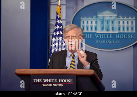 Washington, États-Unis d'Amérique. 06Th Oct, 2018. WASHINGTON, DC : John Bolton, conseiller à la sécurité nationale des États-Unis prend la parole lors d'une séance d'information à la Maison Blanche le 3 octobre 2018. Credit : Tasos Katopodis/CNP Crédit dans le monde entier | conditions : dpa/Alamy Live News Banque D'Images