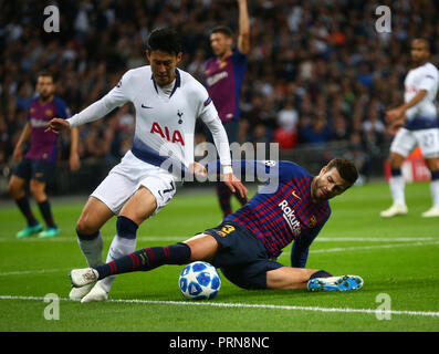 Londres, Royaume-Uni. 3 octobre, 2018. Londres, Royaume-Uni, le 3 octobre 2018. Le Fils de Heung-Min Tottenham Hotspur est abordé par Gerard Pique de Barcelone pendant l'UEFA Champions League Groupe B match entre Tottenham Hotspur et le FC Barcelone au stade de Wembley. London Premier League et Ligue de football DataCo images sont soumis à licence. Usage éditorial uniquement. Pas de vente d'impression. Aucun usage personnel des ventes. Aucune UTILISATION NON RÉMUNÉRÉ : Crédit photo Action Sport / Alamy Live News Banque D'Images