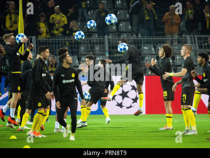 03 octobre 2018, en Rhénanie du Nord-Westphalie, Dortmund : Soccer : Ligue des Champions, Borussia Dortmund - comme Monaco, phase Groupe, Groupe A, 2e journée. Les joueurs de Dortmund réchauffer avec la balle. Photo : Bernd Thissen/dpa Banque D'Images