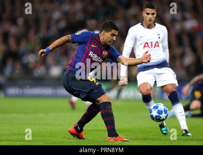 Le stade de Wembley, Londres, en Angleterre. 3e oct, 2018. Ligue des Champions de football, Tottenham Hotspur contre Barcelone ; Luis Suarez de Barcelone un tir passé Lamela : Action Crédit Plus Sport/Alamy Live News Banque D'Images