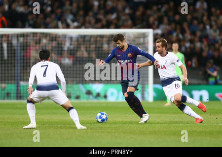 Le stade de Wembley, Londres, Royaume-Uni. 3ème Oct 2018. Gerard Pique de Barcelone contre Harry Kane de Tottenham Hotspur lors de la Ligue des Champions Groupe B match entre Tottenham Hotspur et Barcelone au stade de Wembley le 3 octobre 2018 à Londres, en Angleterre. (Photo de Leila Coker/phcimages.com) : PHC Crédit Images/Alamy Live News Banque D'Images