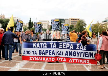 Athènes, Grèce. 3e oct, 2018. Les protestataires sont vus debout tenant une bannière et de drapeaux pendant la manifestation de protestation des Syndicats grecs.exigeant de meilleures prestations pour les métiers dangereux. Credit : Helen Paroglou SOPA/Images/ZUMA/Alamy Fil Live News Banque D'Images