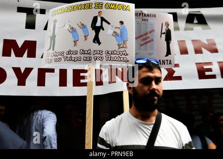 Athènes, Grèce. 3e oct, 2018. Un homme est vu holding a placard.au cours de la manifestation de protestation des Syndicats grecs exigeant de meilleures prestations pour les métiers dangereux. Credit : Helen Paroglou SOPA/Images/ZUMA/Alamy Fil Live News Banque D'Images